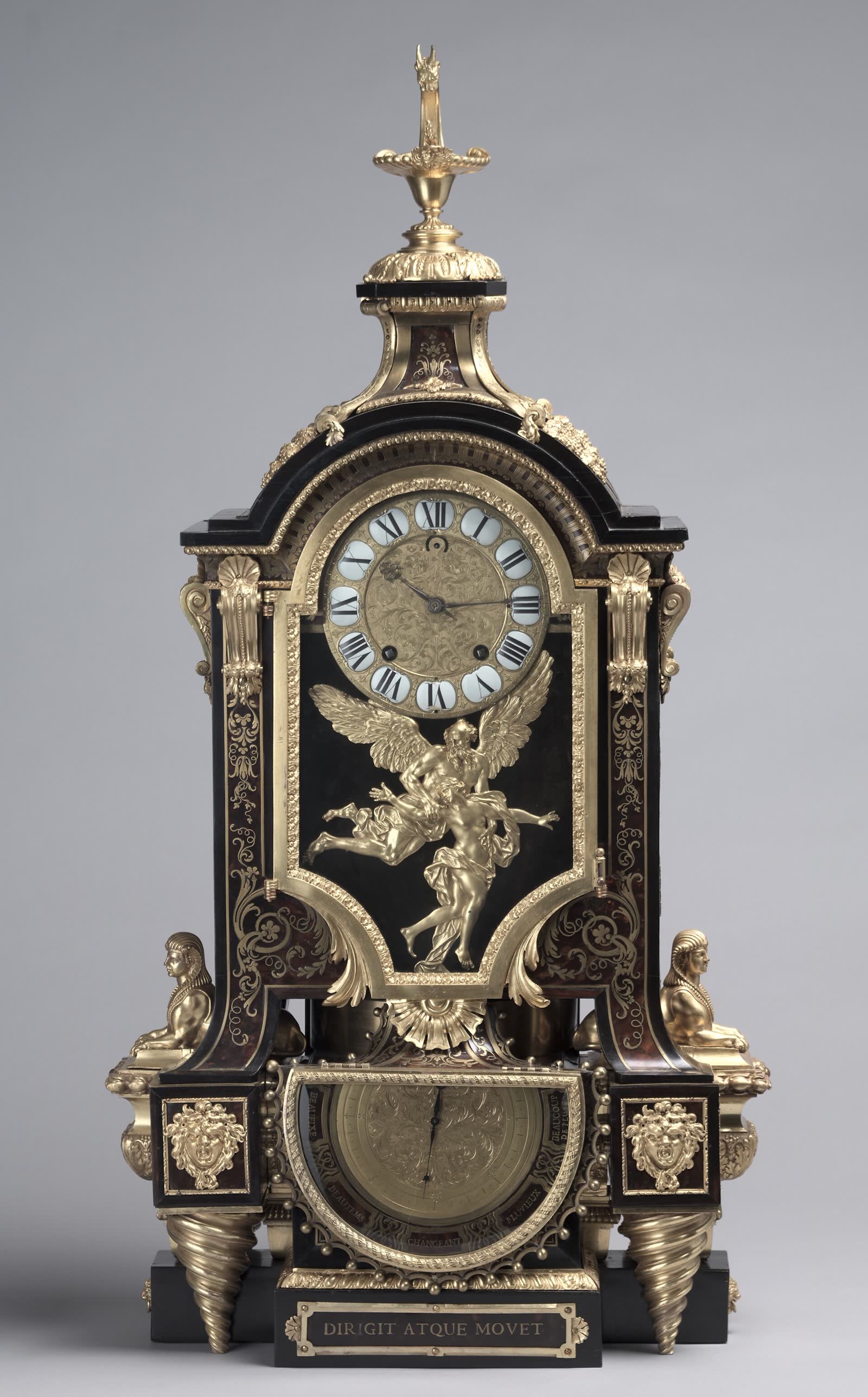 Relógio de mesa em marchetaria com bronze dourado e mostrador de esmalte