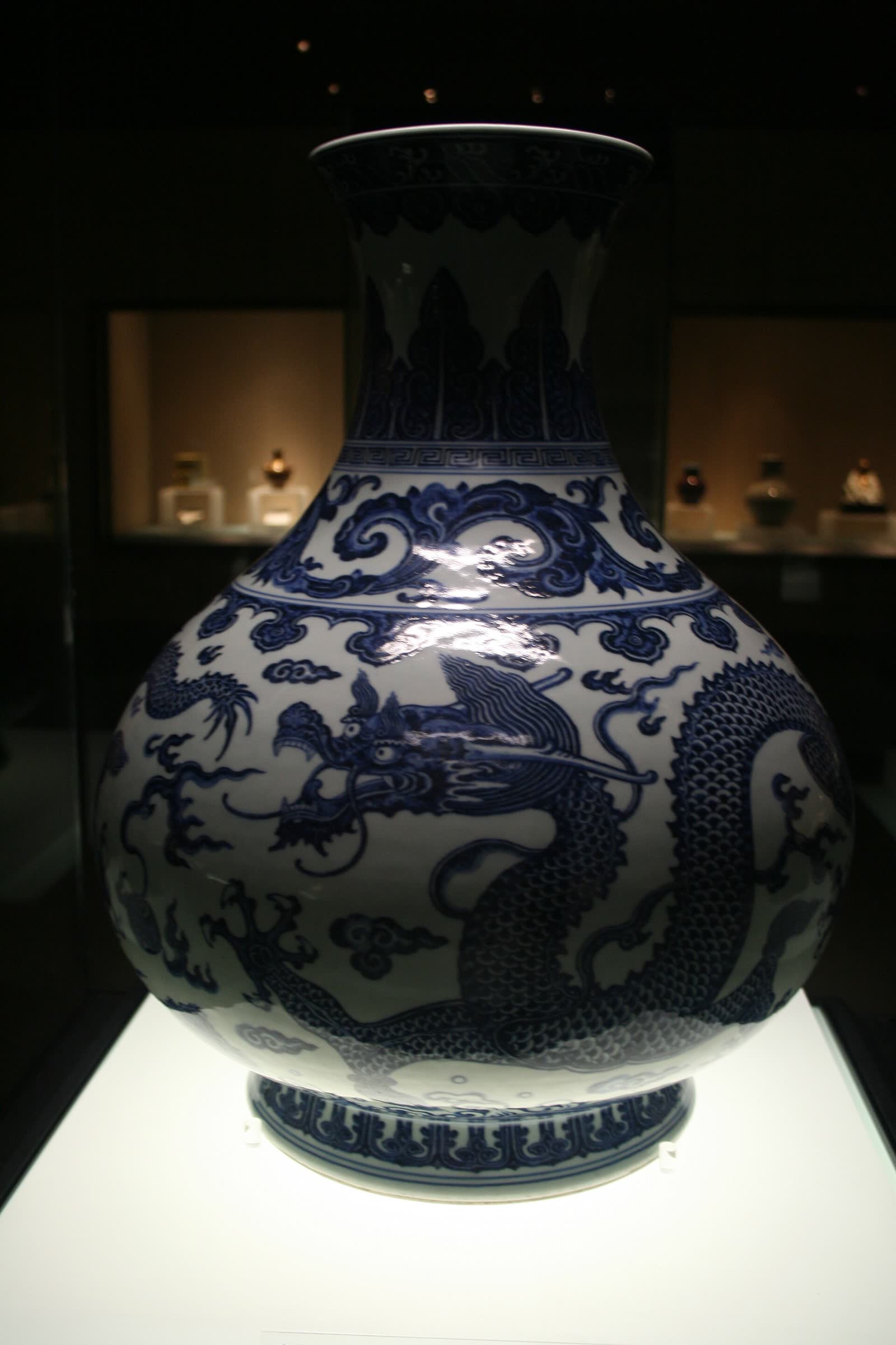 Vaso bojudo de porcelana branca pintado em azul com dragões